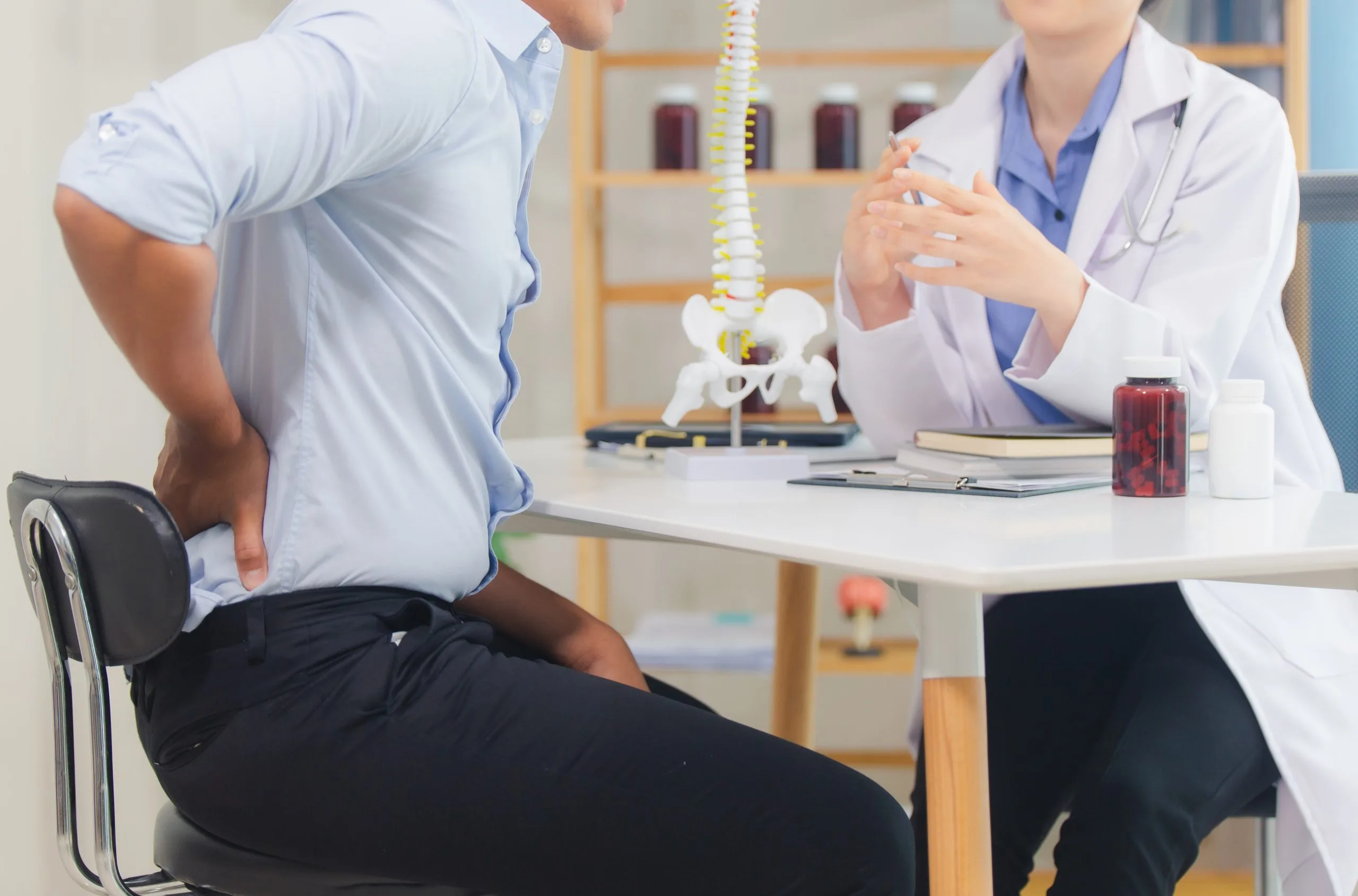 Pain Management Specialist vs Chiropractor: Key Differences Banner