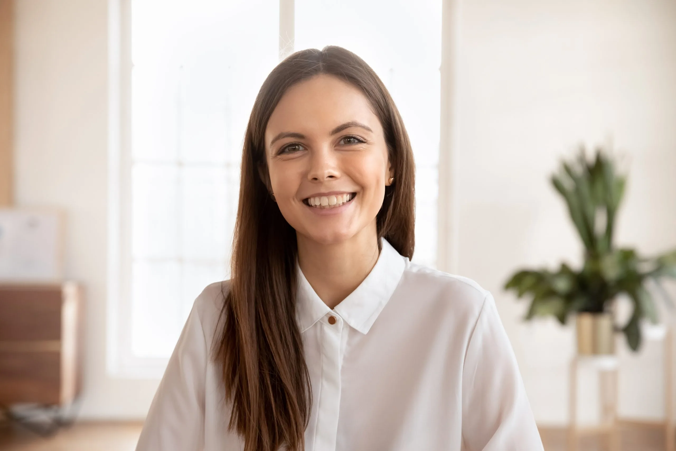 Headshotportraityoungwomanlookingatcameratakepart
