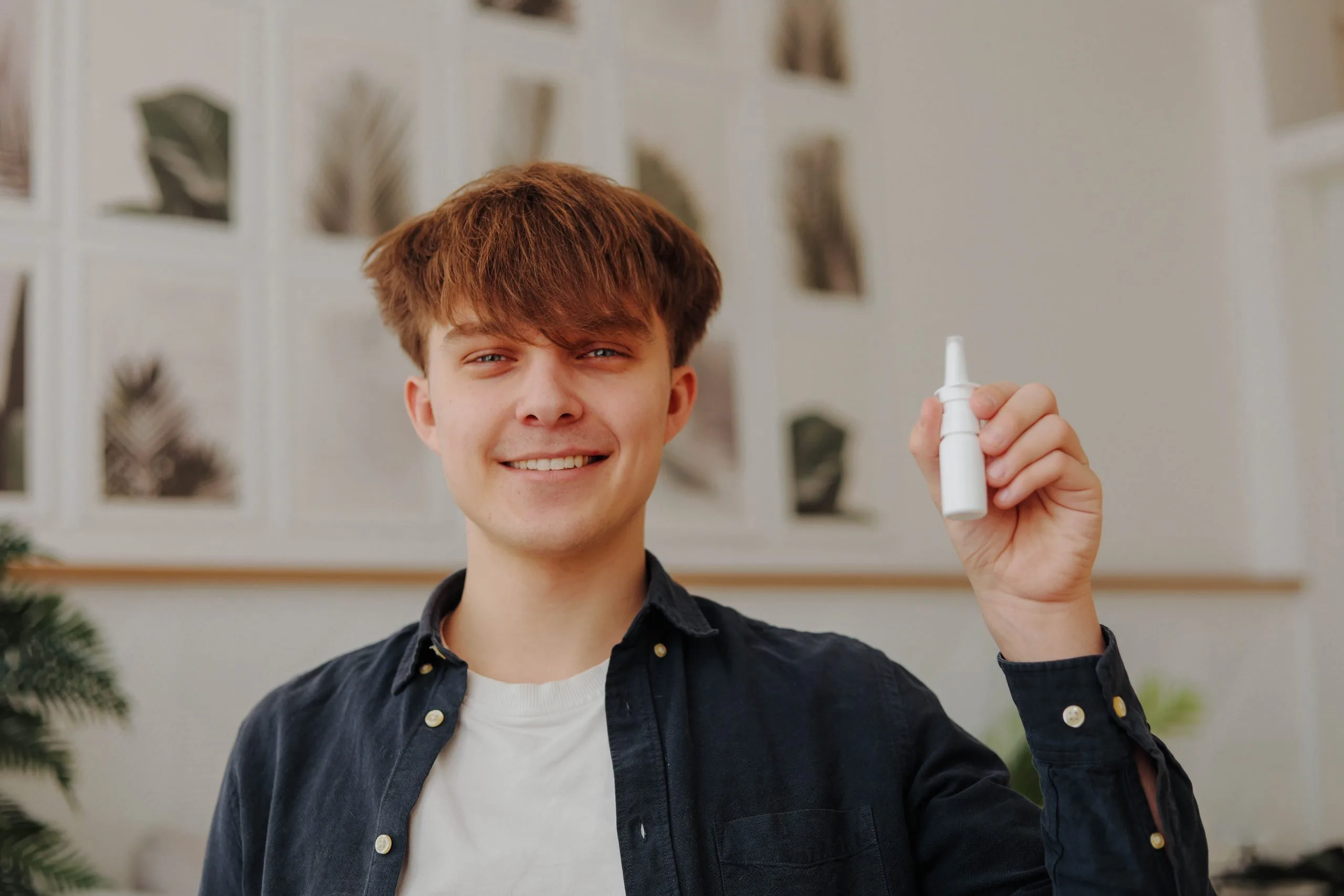 Sickillorallergicyoungmanholdinganasalspray 2