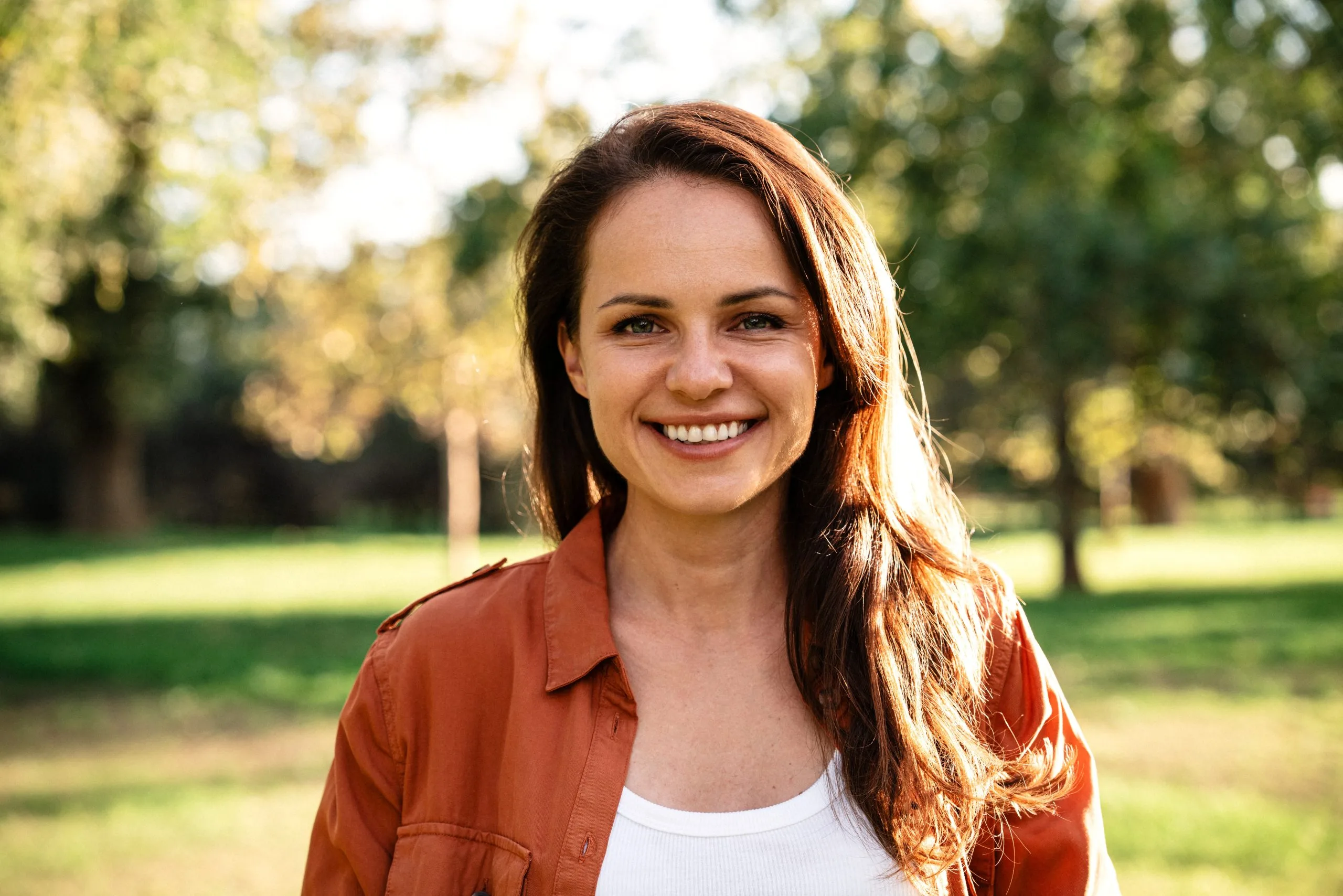 Naturalportraitofyoungbrunettewomanoutside