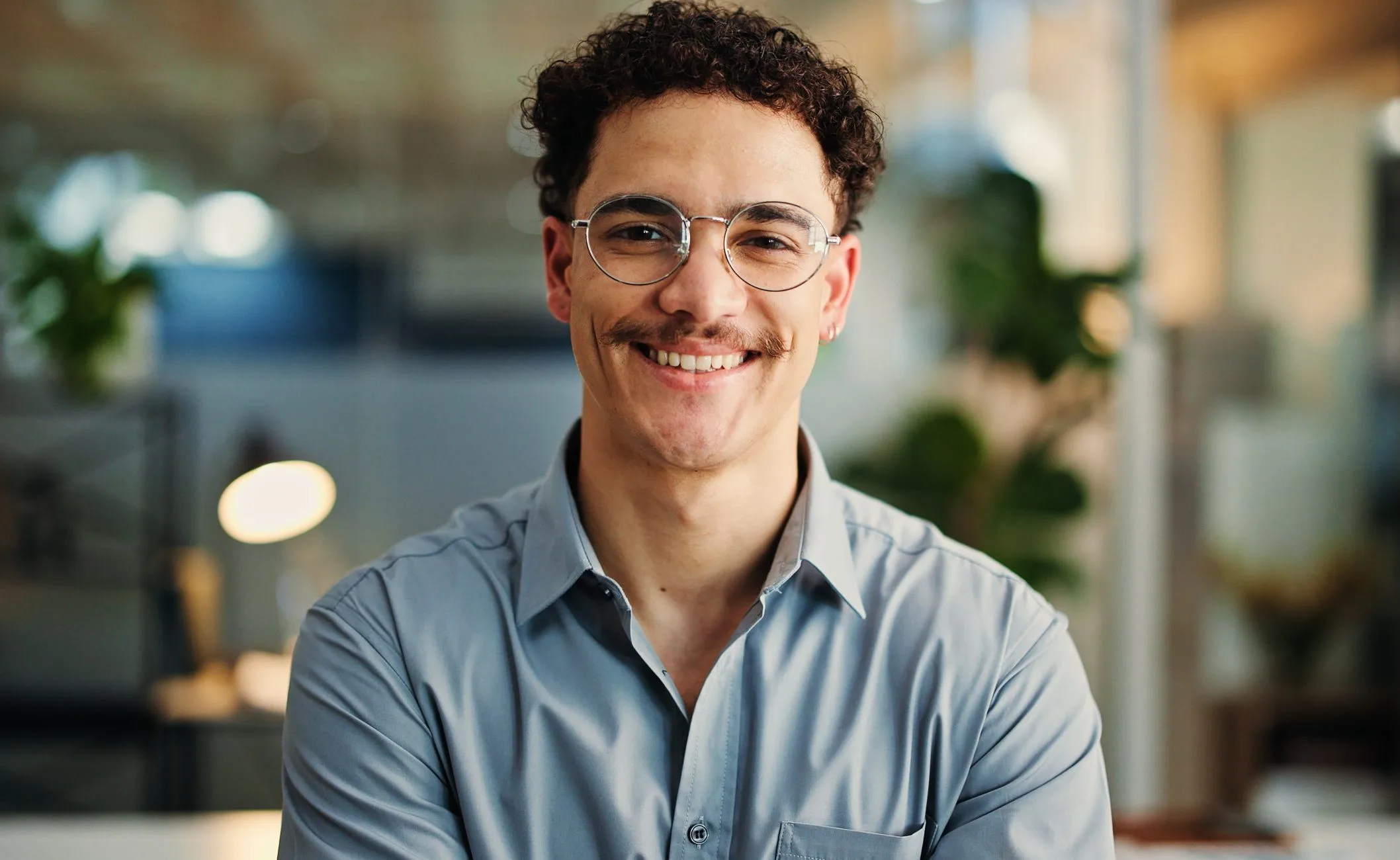 Happyportraitandmanwithglassesofficeorfinancialanalyst