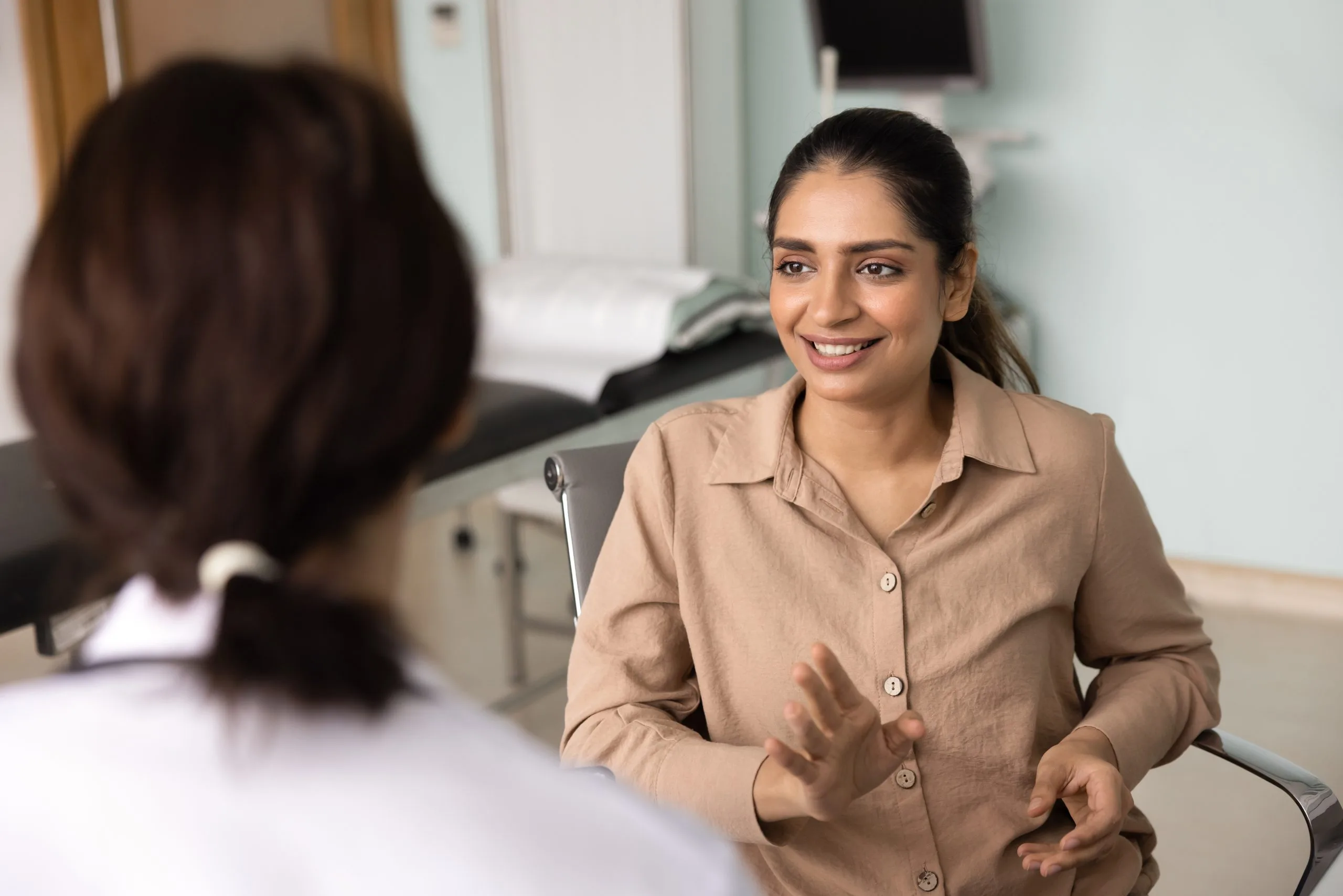 Indianwomanpatientexplainconditionsymptomsoraskingadviceto