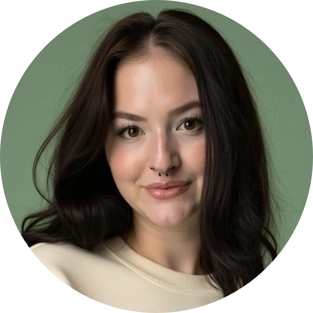 Shelby Bussolotti LMSW, professional headshot against green background