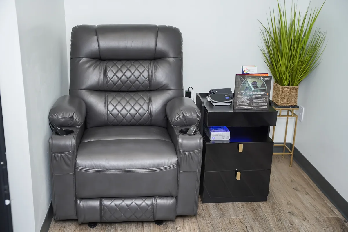 Private Spravato treatment room with a grey recliner at MindBodyPinnacle Health