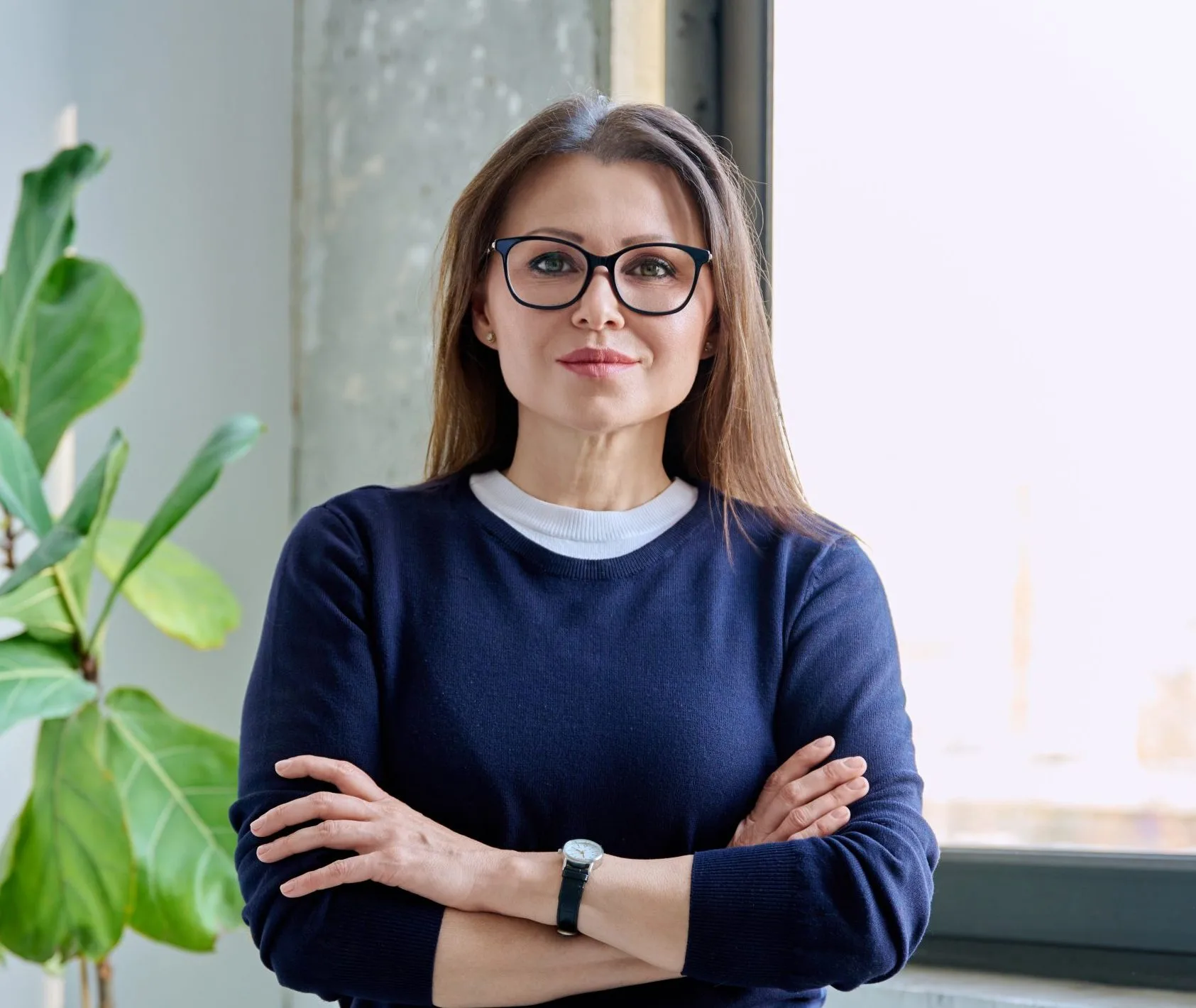 Woman with glasses and crossed arms