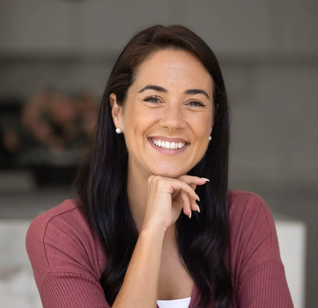 Smiling woman resting her chin on her hand
