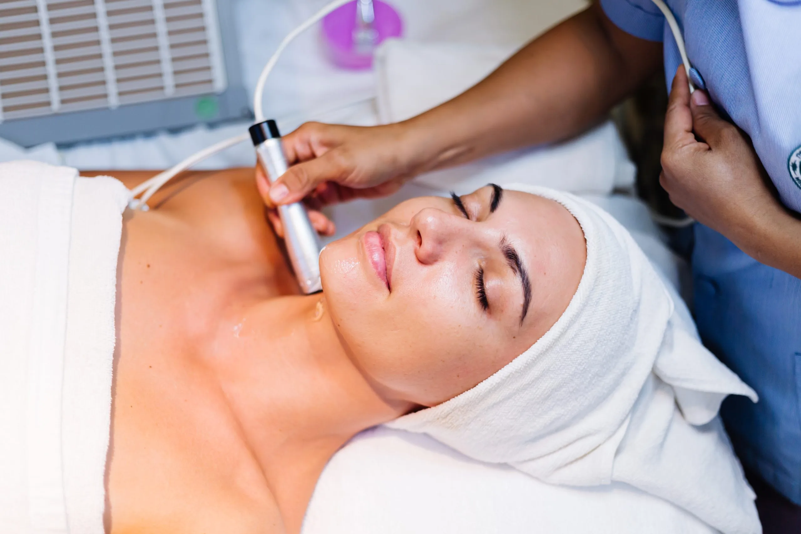How EMFACE Works for Facial Lifting? Banner