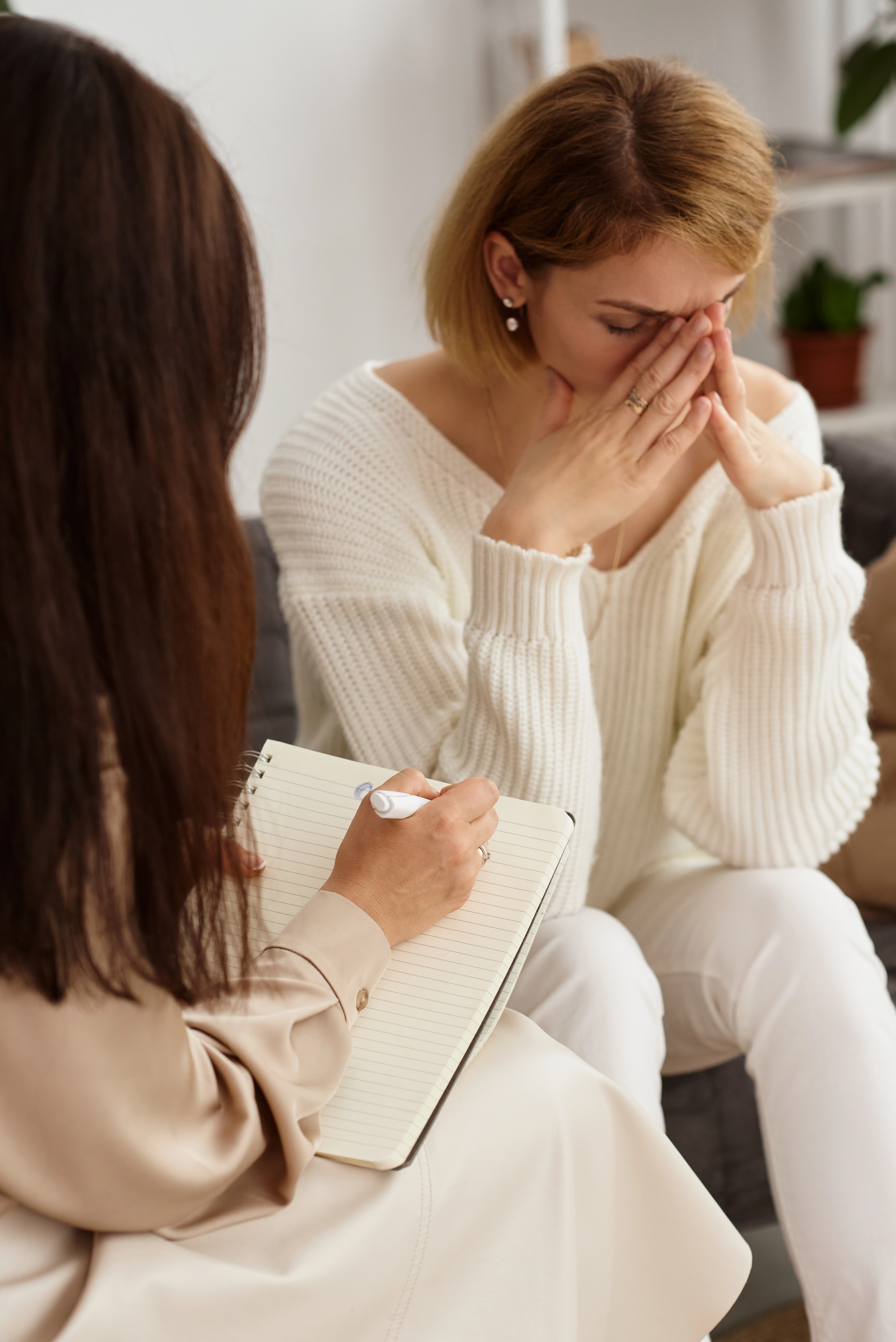 Family working through problems with a psychotherapist